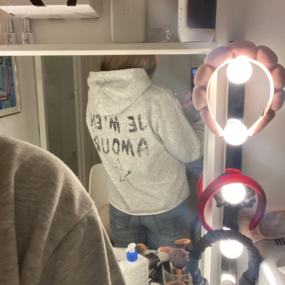 En grå hoodie från Young Gina i storlek 158/164. Säljer då jag inte tycker om den längre och den knappt kom till användning. Nypris 250kr. Hoodies.