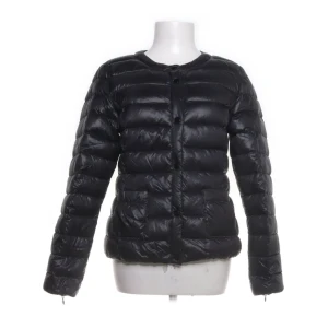 Dun jacka - Säljer nu min jätte fina jacka, inga defekter, och passar perfekt nu till hösten. Storlek M men sitter mer som en S💕💕skriv vid frågor eller fler bilder 