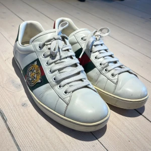 Gucci Ace Tiger - Tjena, säljer mina gamla Gucci Ace Tiger skor då dom har stått på hyllan ett tag. Skorna är i fint skick men boxen ingår tyvärr inte.  Det är stl 41.5 men funkar även fint för dig som har 42.  Nypris: 8000-9000kr Mitt pris:2400kr Mvh Charlie  
