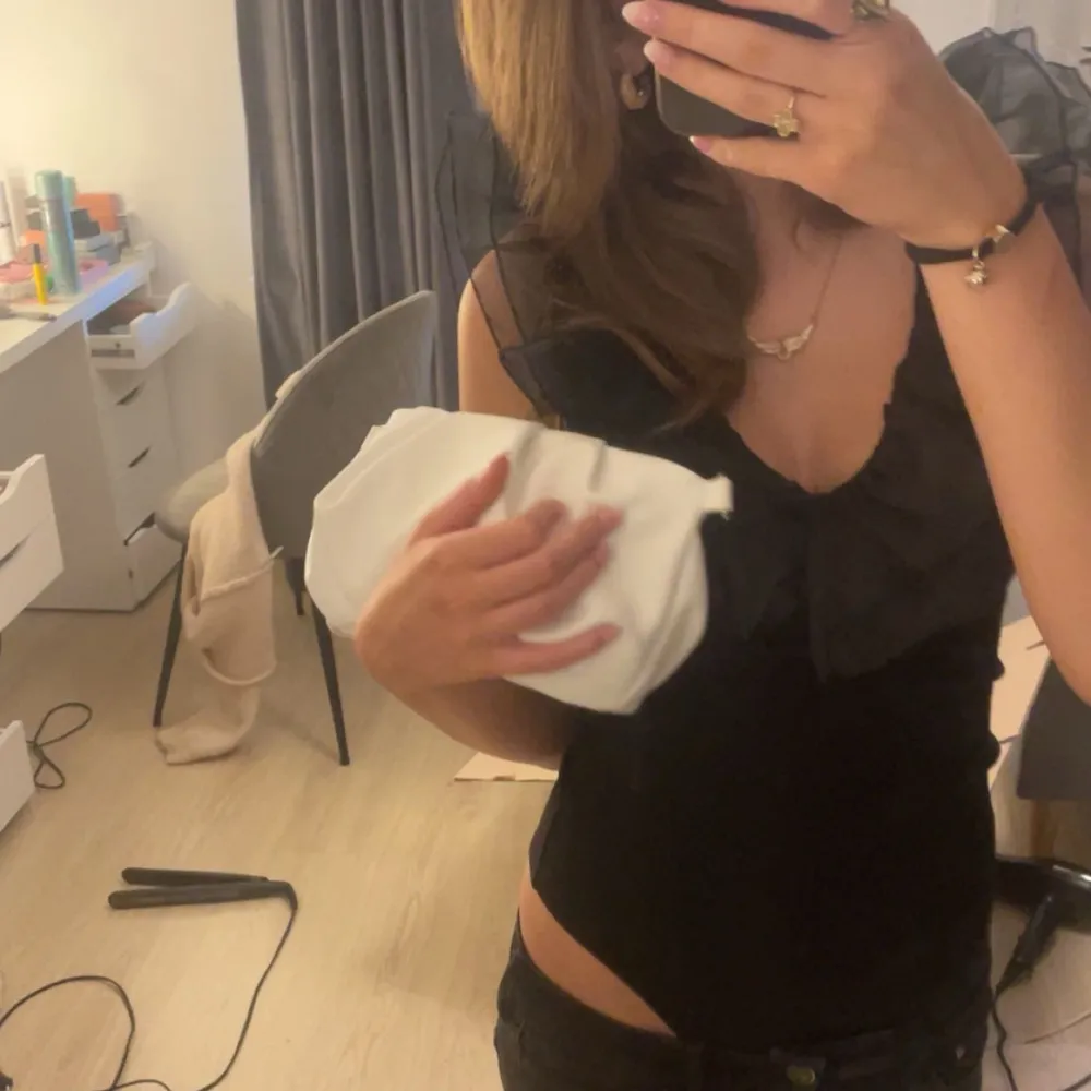 Säljer denna snygga vita väskan!!!💘💘💘 Skit snygg o passar till massa outfits!!. Laukut & Käsilaukut.