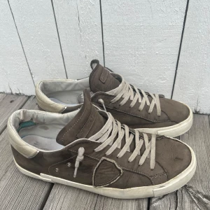 Philippe model skor - Säljer nu dessa philippe modell skor som är köpta för 4000kr. Innesula saknas och   Det är hål i själva sulan på högra skon men utsidan är hyfsat bra, skick 3/10.