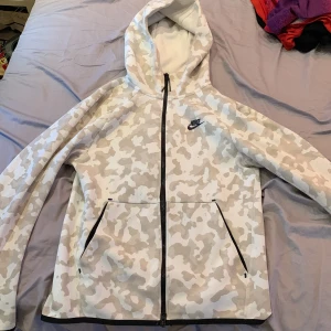 Nike tech - Säljer en Nike tech camo i bra skick som köptes för ett tag sedan, dm för mer info