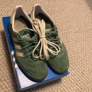 Gröna Adidas spezial - Jag säljer de här skorna som jag köpte i Rom skick 9/10 änvända 1-3 ggr riktigt feta till en grön linne skjorta 😉skriv vid frågor och funderingar var inte rädd at fråga, pris kan diskuteras 