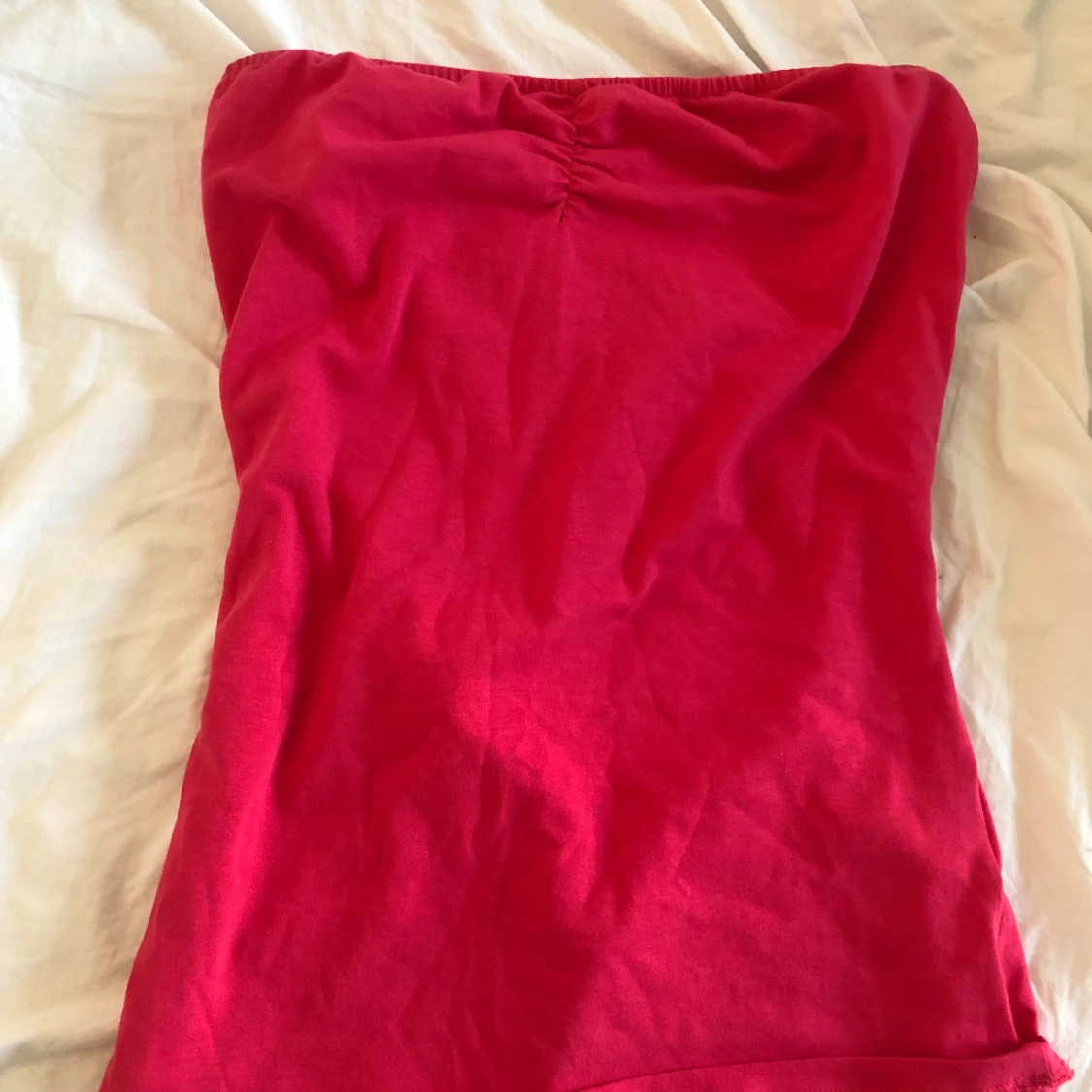 Gulig tubtop fast ett litet hål som jag visar på bilden men är enkelt att sy ihop💕💕