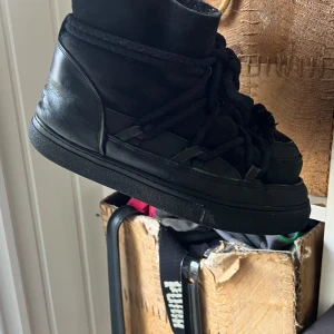 Inuikii skor  - Hej! Jag säljer mina fina inuikii vinter skor då dom jag växt ur dom, köpte dom hösten 2022 och har använt dom flitigt där av priset. Dom har sina skador men annars fina, är inga defekter man lägger märke till mycket.  Önskar du fler bilder?🫶🏼🌻🌞