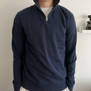 Jack & Jones halfzip - Säljer en snygg Halfzip i storlek S från Jack & Jones. Jag är 180 på bilden och den sitter väldigt bra på mig. Mycket bra skick inte använd många gånger. Nypris:499kr