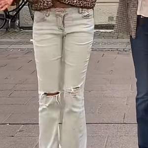 Säljer dessa sååå fina lågmidjade jeans med hål på knäna från meet me there! Storleken är S/M men passar på mig som brukar ha S/Xs, stretchigt material dock. Aldrig använda, prislappen är kvar!