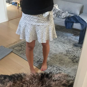 Volangkjol - Så fin nästintill ny volangkjol❤️inbyggda shorts, passar xs men också s❤️ Går att knyta i midjan eller ta bort knytet!