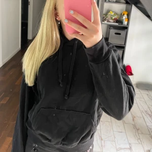 Svart hoodie - Säljer en svart hoodie från H&M i storlek S. Den är i bra skick och passar till allt! Förlåt för smutsig spegel! Pris kan alltid diskuteras. Skriv om du har några frågor!💗