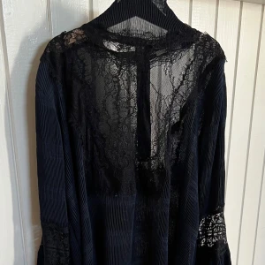 Ganni Spets Blus - Jättesnygg spetsblus från Ganni🤩💓💓💓köpt för länge sedan så den är en utgången vara!!!