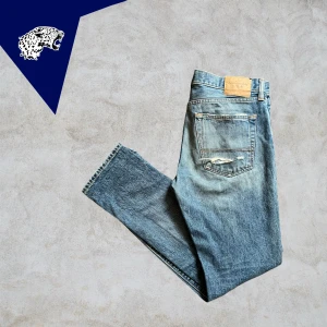 FETA RIPPED JEANS - Ripped Abercrombie & Fitch jeans | Skick: 9/10 (slitningar från fabrik) | Strl W32 L32 | Modellen är 182cm | Hör av dig om du undrar någonting!