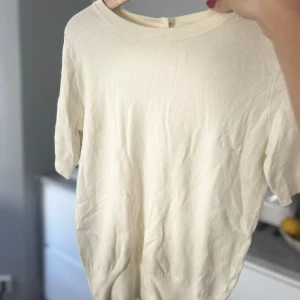 Stickad t shirt - Sitter lite tajtare längst ner svin snygg till Low Waist jeans exempelvis💞så skön då den är tummy stickat material