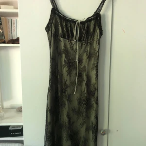 Cool tight klänning  - Super fin klänning perfekt till en släktfest eller häxa till halloween, säljer då jag inte använder den lika mycket som förväntat och den är liten för mig som vanligtvis är M 