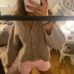 Söt kofta från weekday  - Säljer då jag inte får någon användning för plagget, nästan aldrig använd💖