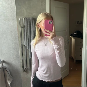 Intimissimi liknande tröja - Tröja från Lindex som är intimissimi inspirerande. Rosa med jättefina detaljer i både ärmar och mönster! Storlek xs men passar s också Helt oanvänd, nyskick alltså🩷