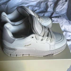 Arigato sneakers  - Superfina sneakers ifrån Axel Arigato, endast använda en gång=nyskick!  Kartong samt dustbag och andra skosnören fås med.  Nypris 3100kr