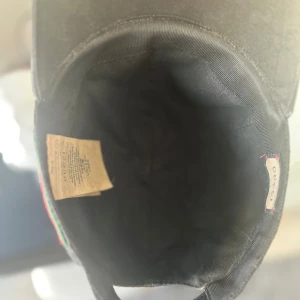 Gucci keps svart  - Jag säljer nu min Gucci keps som har används några gånger. Jag har haft kepsen ute då den är lite solbränd men syns inte. Jag har tänkt mig runt 2500 men jag kan gå ner lite vid snabb köp.  Storlek: S Färg: svart 