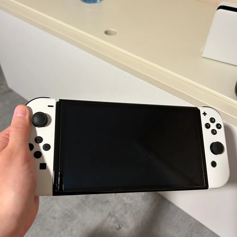 Nintendo switch oled, säljs pga ej använder så mycket för har ps5. Köptes för 4500kr säljs för 2800kr. Ej använt mycket men har fått lite repor på skärmen för hade ej skydd till den. Funkar hur bra som helst, felfritt.. Övrigt.