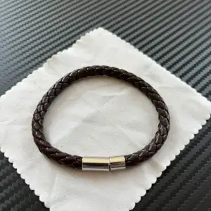 säljer snyggt stilrent läderarmband för dig som vill h kvalitet och still passar till alla tillfällen   Pris:79kr