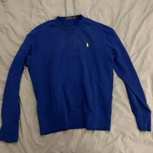 Ralph Lauren sweatshirt  - Blå Ralph Lauren sweatshirt i storlek M men passar även som en S, helt felfri och är inte använda många gånger alls,  Skriv gärna om ni har några frågor!!