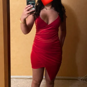 Sammetsklänning bikbok - Röd sammetsklänning från bikbok i storlek XS. Som ny aldrig använt, prislapp finns även kvar! 💕