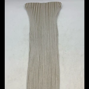 Beige midikjol från Zara - Säljer en superfin beige kjol med ribbad design. Perfekt för en sommarfest eller en utekväll. Kjolen är tight och framhäver figuren på ett snyggt sätt. Den är i nyskick och redo att bäras av någon som vill sticka ut!