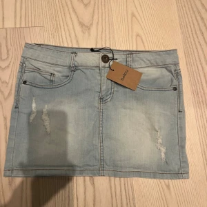 Jeans kjol - Säljer denna skit snygga kjol som är köpt på sellpy💞den har inga defekter eftersom den aldrig är använd, prislapp är kvar och priset kan diskuteras. Säljer då den är förstor. Str 27/30 men liten i storlek🙏