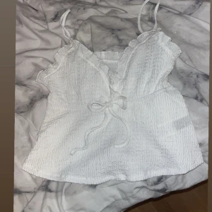 Linne  - Helt oanvänd. Jätte fin och passar bra till sommaren!