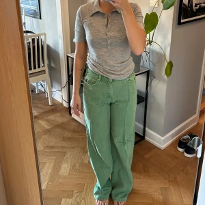 Gröna jeans från Pull&Bear - Gröna jeans med hög midja och vid/rak passform. Långa för mig, 170cm lång, därav lite slitna nedtill vilket syns på sista bilderna (men går enkelt att klippa av). Använda ett par gånger, supermjuka och sköna. Storlek S