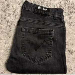 Dondup George jeans - Tjena! Säljer nu dessa schyssta dondup jeans i strlk 31, fint skick men lite tecken på användning. Hör av er vid frågor eller funderingar!  Pris går att diskutera 