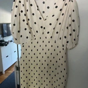 Prickig klänning  -  Superfin prickig klänning köpt på H&M säljs PGA för kort ( är 180 ) 