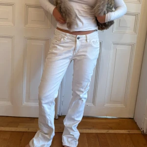 Vita lågmidjade jeans  - Snygga vita lågmidjade jeans som passar en s-m där modellen är xs! 41cm midja och 79 innerbenslängd!