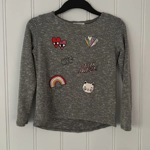 Cool tröja till tjej!  - Riktigt cool tröja till tjej, storlek 134/140. Gråmelerad. Använd någon enstaka gång så skicket är jättefint!