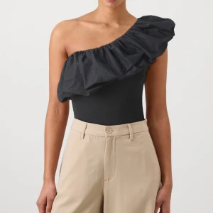 Volang topp - Hej! Jag säljer denna fina volang bodyn, jag beställde den i två storlekar var av jag säljer denna. Helt sprillans ny och inte upppackad⭐️