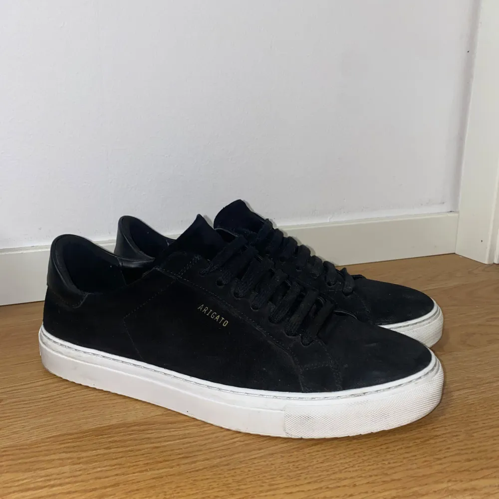 Axel Arigato clean 90 mocka sneaker Svart. I storlek 44. Skorna är använda i några veckor bara och är i princip nyskick. Har tyvärr ingen box eller ett kvitto! . Skor.