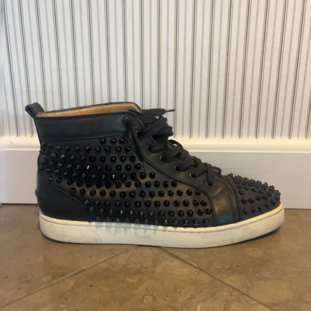 Feta skor från märket louboutin, några år på nacken men ändå väldigt bra skick. Köpte dom av Kaspers heat på instagram för 6000kr lådan och tags är slängt men självklart är dom äkta st 42.5 men själv brukade jag ta ut sulan och då passar dom även 44.. Skor.