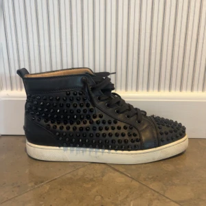 Christian Louboutin  - Feta skor från märket louboutin, några år på nacken men ändå väldigt bra skick. Köpte dom av Kaspers heat på instagram för 6000kr lådan och tags är slängt men självklart är dom äkta st 42.5 men själv brukade jag ta ut sulan och då passar dom även 44.
