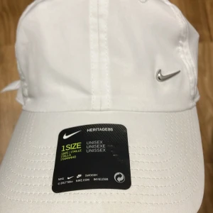 Nike keps - Säljer min helt oanvända Nike keps skriv om du har frågor😁