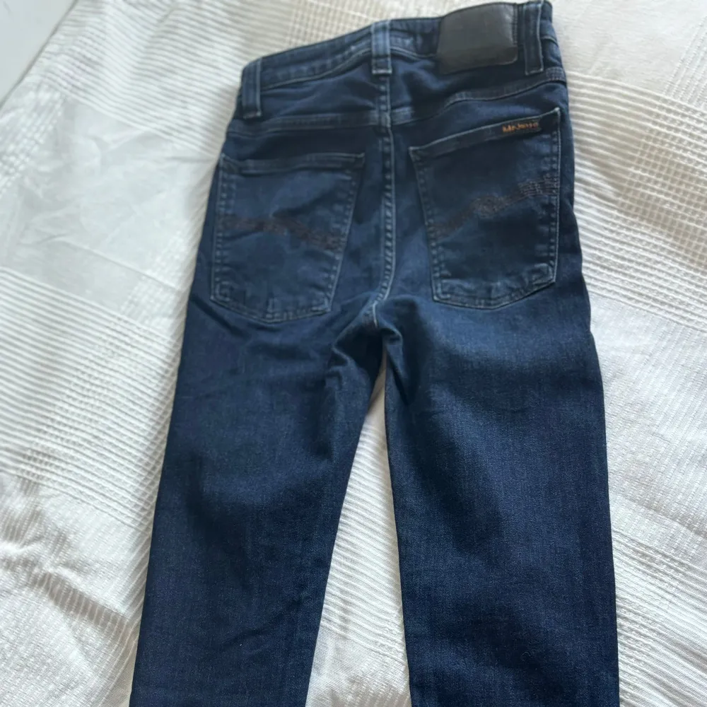 NUDIE JEANS , Använd fåtal gånger, bra skick, säljer för att den inte passar och behöver pengar snabbt.. Jeans & Byxor.