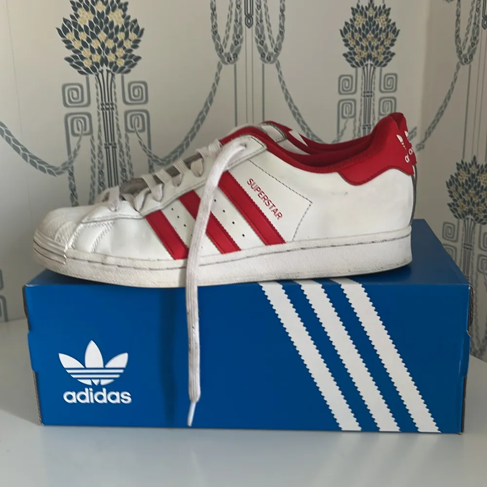 Letar nån som vill byta skor mot dessa adidas skor, annars är det bara att komma med bud. Lite använda, bra skick. Har även nya skosnören. Hör gärna av dig om du har fler frågor!. Skor.