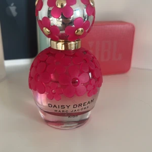 Marc jacobs parfym kiss  - 50 ml Daisy dream marc Jacobs parfym kiss använder tre -fyra gånger 