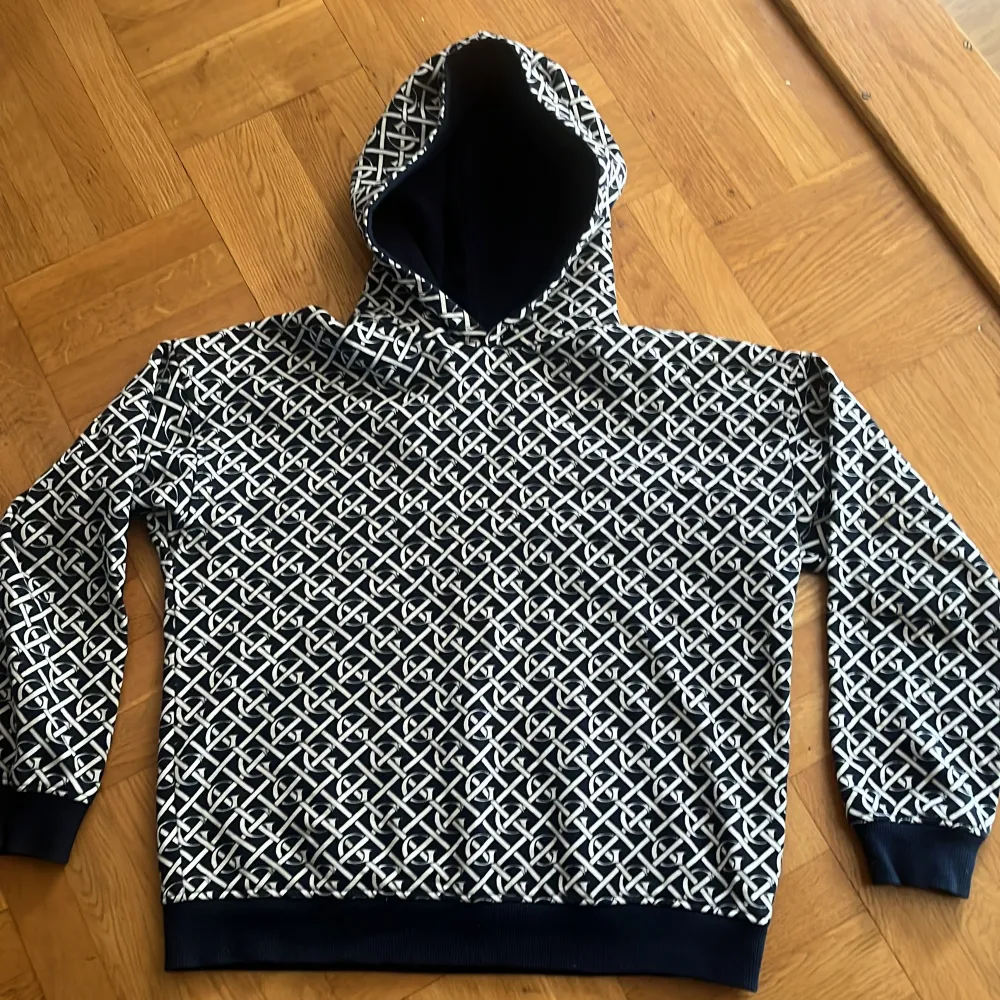 Köpte den för 1200kr men säljer för endast 600 den är i nyskick knappt använt den och den är riktigt skön.. Hoodies.