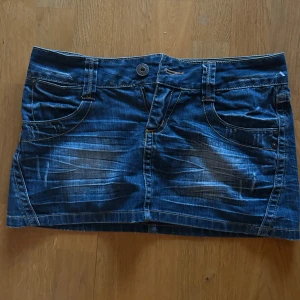 Lågmidjad jeanskjol  - Snygg lågmidjad kjol!! Köpt på en second hand i Portugal 🤗 