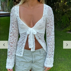 Designbysi topp 💞 - Säljer denna supersöta toppen från designbysi! Helt i nyskick, köpt i sommar. ❤️‍🔥❤️‍🔥 hör av er vid frågor!!