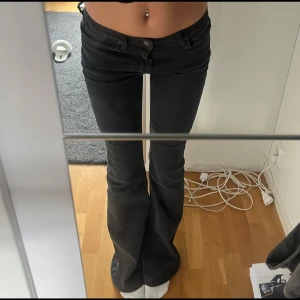 Low jeans  - Säljer mina jättesnygga low waist bootcut jeans, använda fåtal gånger där med inga defekter alls!!