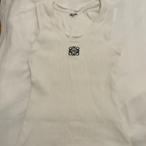 Loewe anagram tank top - Linnet har krympt pga feltvätt. Ser dock ändå bra ut på och fortfarande stretchig! :)  Storlek S men passar nog mer en xs-xxs nu.  1000kr för linnet pga krympningen och inget kvitto ❤️