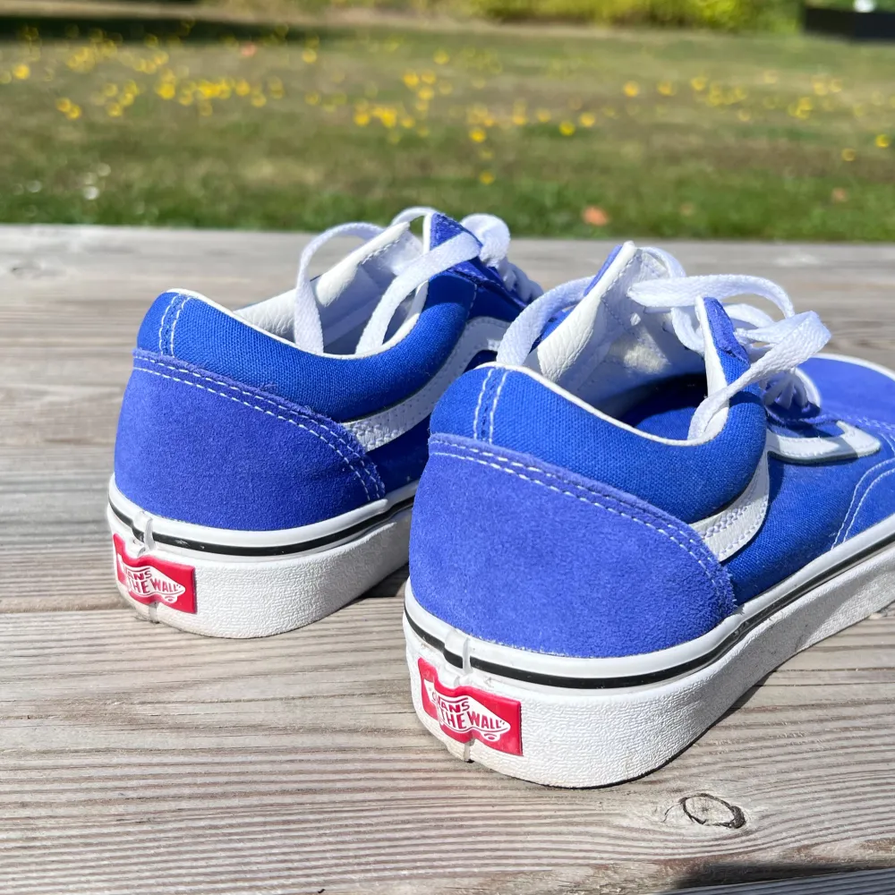 Blå vans i storlek 39 💙 Använda en gång. Väldigt bra kvalitet 💘. Skor.