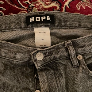 Hope rush  - Sköna byxor ifrån hope rush, passformen är magisk ifall man är ute efter en lite bredare byxa. Byxorna är klippta till strl 30L. 
