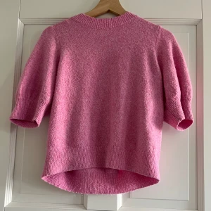 Kortärmad stickad tröja  - Säljer en rosa kortärmad stickad tröja 