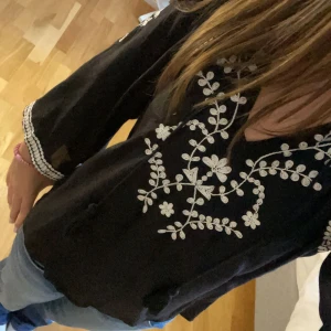 Blus - Fin blus från indiska. Endast använd 1-2 gånger, så i nysick. Köpt för 600kr. Köpare står för frakten❣️